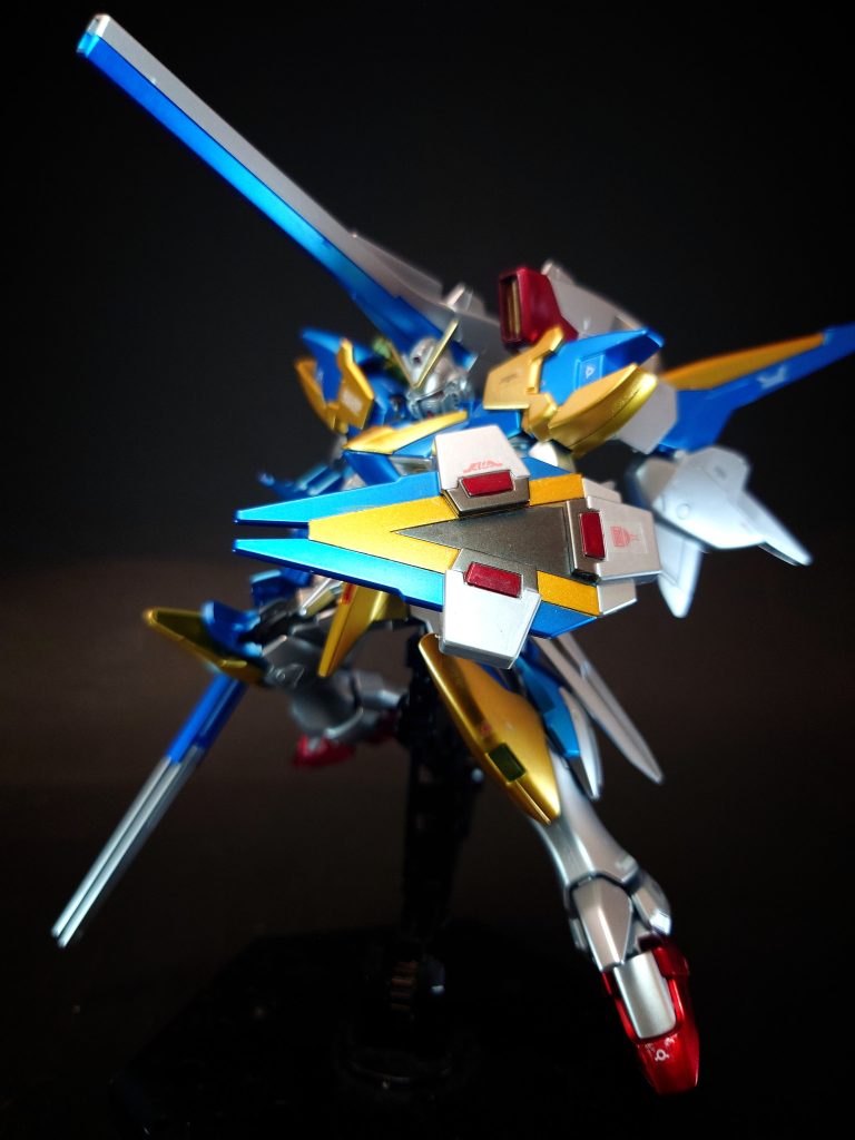 メガ・ビーム・シールド3基のバリア・ビットを展開し、従来のビーム・シールドをはるかに超える広範囲の防御を可能とする装備。ビットのポジションは任意に変更可能で、敵の攻撃に対応して有効面を即座に変える事ができる。シールドは攻撃にも転用でき、表面からはV字型のビームを発射する他、シールドとビットの間にサーベル状のビームを展開している。ガンダムF90-Kタイプの試作型メガ・ビーム・シールド、セカンドVのミノフスキー・シールドを経て開発されたと見られる。