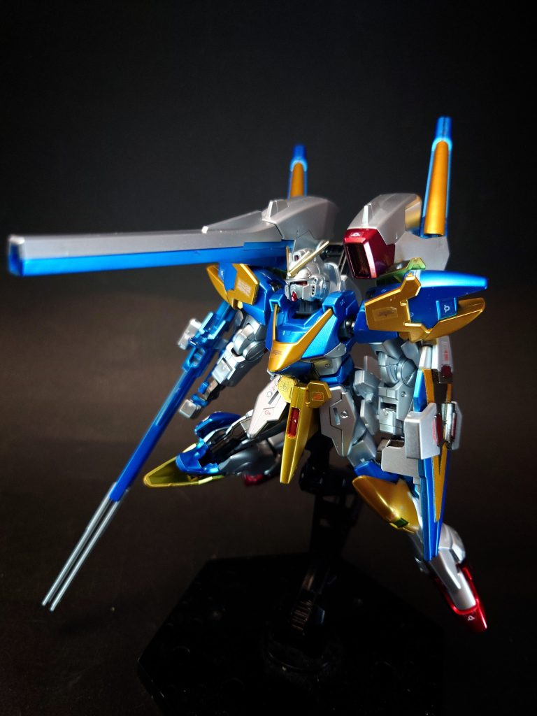 スプレー・ビーム・ポッドメガ・ビーム・キャノンの稼働を補助する中~近距離防衛用の装備。シャワー状にビーム束を発射する拡散メガ粒子砲の一種。機能的にはメガ・ビーム・キャノンのカウンターウェイト兼エネルギーチャージ用コンデンサーとしても必要不可欠なユニットである。マイクロミサイルポッドフロント・リアの両スカート部、頚部に計6基内蔵。1基につき、18発装填。エンジェル・ハイロゥ突入時には装備されなかった。