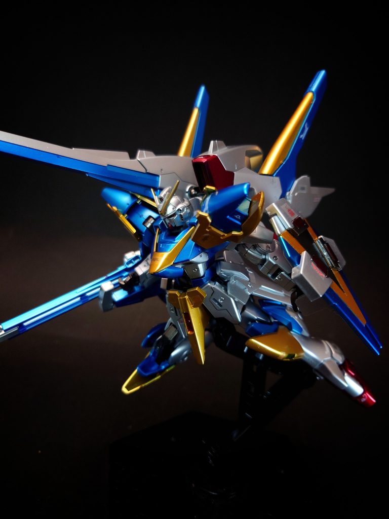 特殊機能 ミノフスキードライブ背部に装着された主推進機。ユニット内部で発生させたミノフスキー粒子の力場をぶつけ、その反動を推進力とし、理論上は亜光速までの加速が可能だと言われている。出力の増大と共にビーム・サーベルとほぼ同等の効果を持つビームが翼状に形成される。光の翼ミノフスキードライブの持つエネルギーの推進力変換ロスによって発生する余剰エネルギー。これ自体がビーム・サーベルと同等の効果を持つ為、対象を切断したり、盾に利用するといった応用が可能。光の翼の周辺には電磁場が発生し、その効果範囲内の電子機器が無力化される。