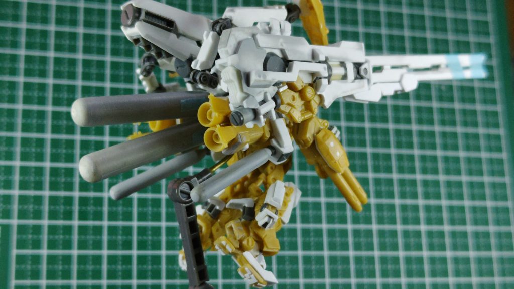 ほぼ出来上がった時点の、サフ塗装前。塗装しちゃうと、改造部分が分からなくなるので、プラ板工作のわかる状態の写真も好きです。