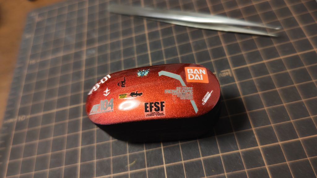 関係ないですが、活動中に余ったデカールをオリジナルで塗装したワイヤレスイヤホンケースに貼ったらAKIRAのバイクみたいになりました!