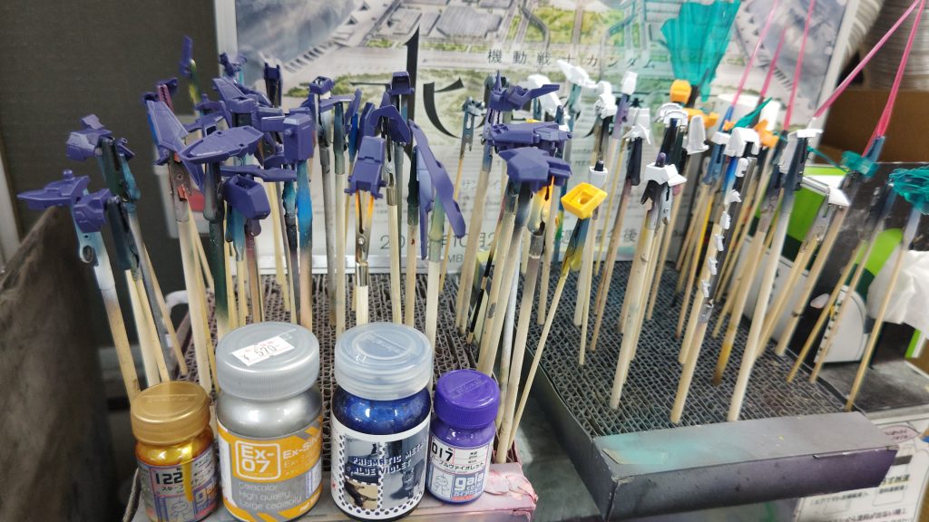 外装のカラーはプリズムブルーバイオレットや紫を調色しています