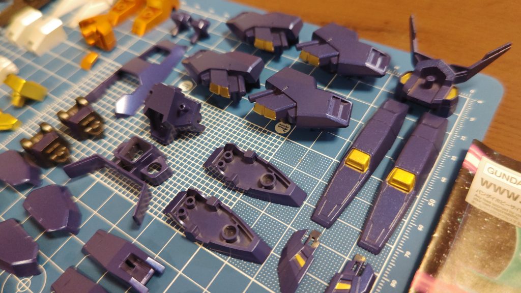 パーツを並べてみて思ったのはビルド系列は余剰パーツが多いんですね!塗装してしまいました!これが増えればミキシングパーツとしてストックができそう!