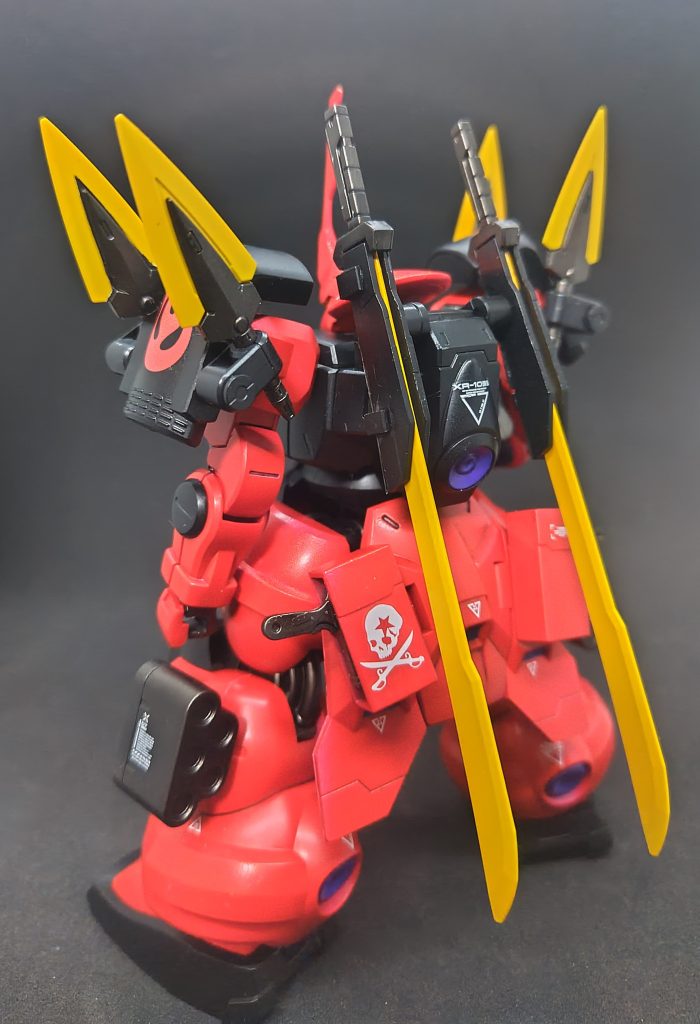 刀ホルダーが塗装で隙間が無くなるので切断→1㎜延長→プラ板等で補強。ライフルの砲身とグリップは切断→プラ棒・プラパイプで延長。足に5㎜穴を空け3㎜ジョイントを埋め込み。黄色・グリーンは蛍光塗装でブラックライトで発光します。