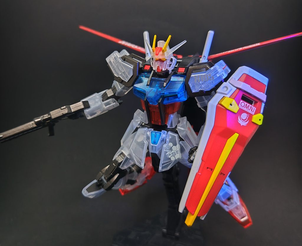 下地が固有色かクリアカラーでないと光りませんのでクリアパーツにはそれぞれ「蛍光ブルー・ピンク」クリアホワイトは無塗装。エールストライクのパーツは各色塗分け後にそれぞれ蛍光塗装。白部分に「蛍光クリア」を塗装。 トップコートは「光沢」仕上げ。