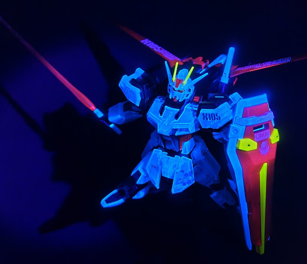 ビームサーベルにも蛍光ピンクを塗装して光ります★