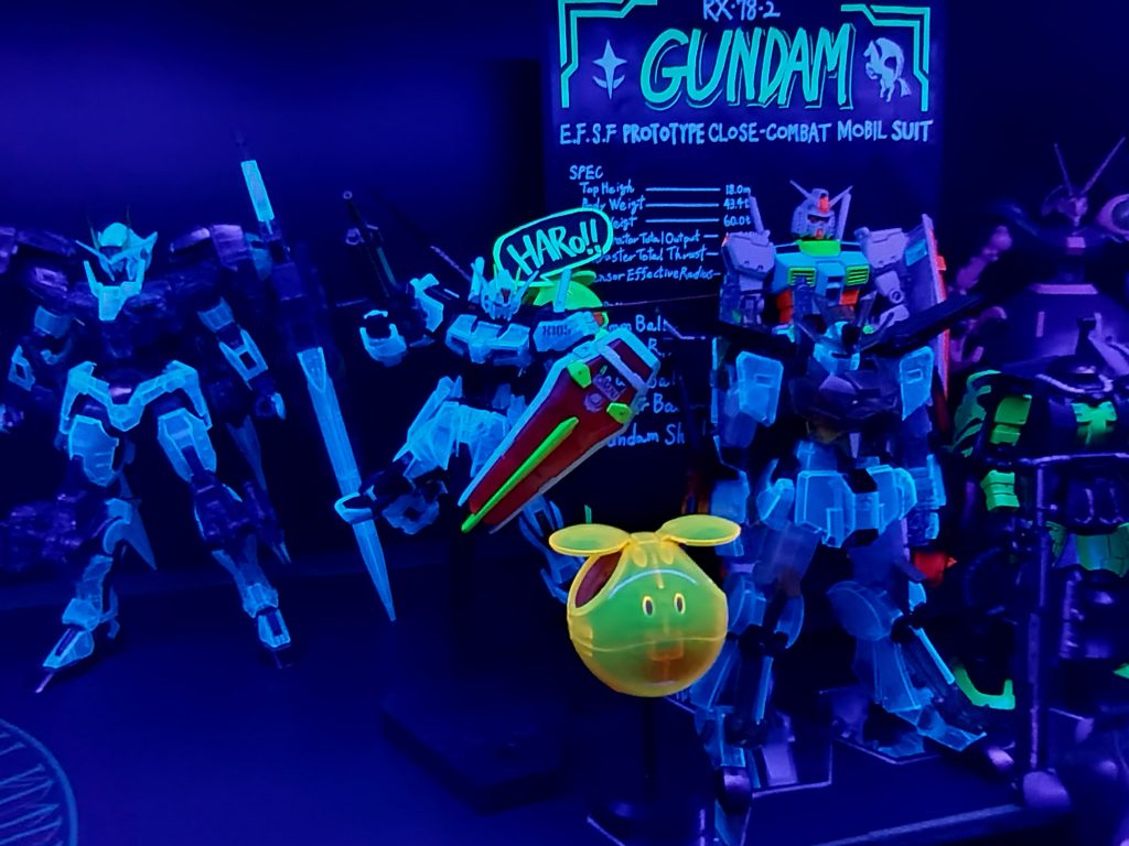 以前から塗装を試してみたかったキットなのでGW中作業してましたー。赤部分をもっと重ね塗りして映えるよう塗装すればよかったかなと反省。ブラックライトコレクション棚に新たな壱ページ ('ω')ノ