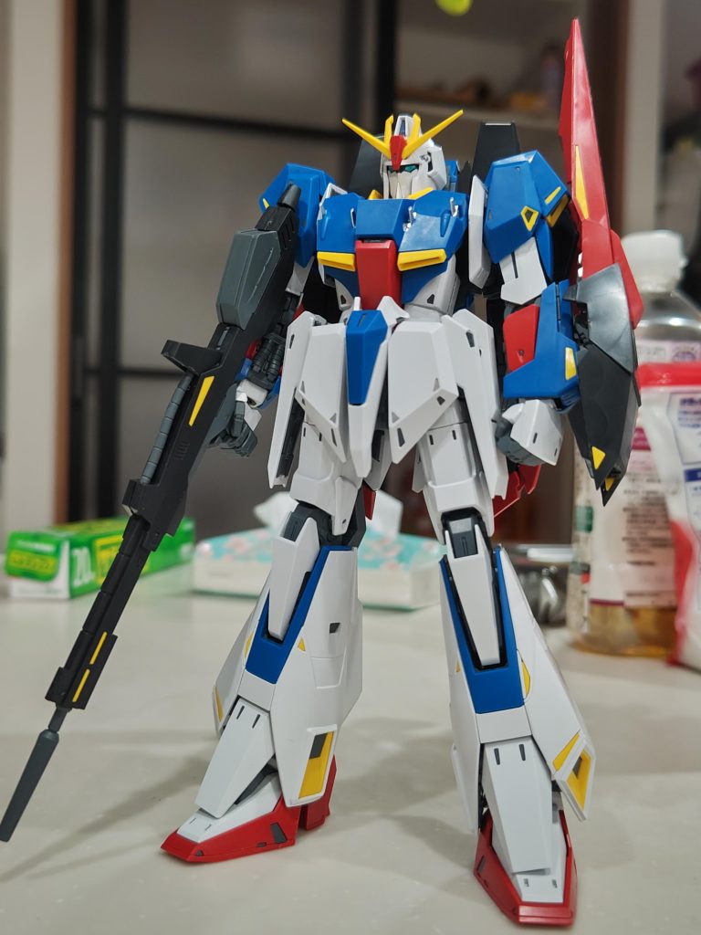 Kaシリーズは、自分的にアレンジが強い印象があり、正直避けてたのですが、このゼータは、アニメ設定に寄せた設計なので、すっごくカッコイイ！シールがなくてもしっかり色分けできている点、スカスカしたカンジがない点、スマートなのに、マッシブさを感じるプロポーション、等々、、、本当に素晴らしい！胸部のアンテナブレード（だったかな？！）は、カッパーか、マットブラックにしてもカッコイイんじゃないかなと思う。それとシールドの内側のイエロー部分をなくして、周りの色にあわせてもいいのかなって思ってます。追記   