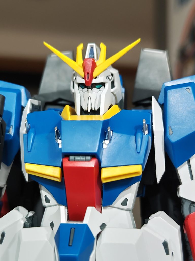 よりアニメ画に近づける目的で、マスクとアゴを削り、整形。段差を強調しました。写真だと差が分かりづらいのですが、肉眼だとはっきりと違います。あと、少し横とかから見るとわかりやすいのかもしれない。あと目のグリーン面積を小さくしました。こぉやって手を加えることは、カトキハジメさんや、開発者達の意図から外れてしまうのかもしれませんが、『ガンプラは自由！』ってのと、そんなこと気にしていたら、そもそも何もできないだろ、ってハナシなんで。まぁけど、このKaゼータは、多少の部分塗装はするかもしれませんが、もぉ何もしないと思います。やる必要がない。デカールも好きじゃないのでやりません。 