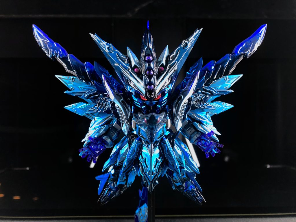 塗装レシピスーパークロームシルバー2を下地に・クリアブルー・クリアブルー、クリアパープル重ね吹き・クリアブラック重ね吹きアクセントのマゼンタ+メタリックレッド、羽やツノの一部にクリアで薄めたパープルとクリアブラックでグラデーション