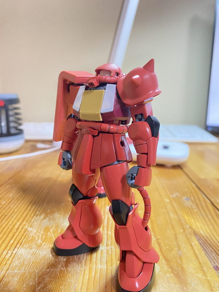 顔も口部分をプラ板で大型化し、より馬面感が出るように、目つきも丸い感じになるようにしました。緑ザクはスカートの角度も変えてキツくなるように削りました。