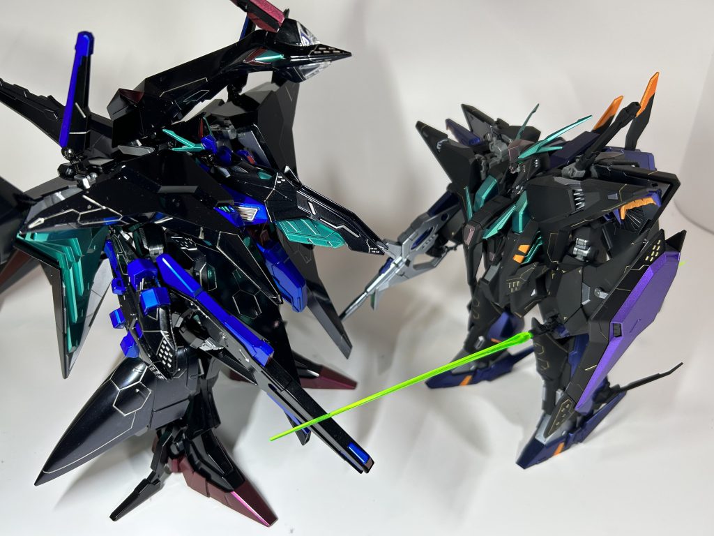 過去作のΞガンダムと対峙。全体的にペーネロペーの方が大きくてアナハイムのひいきを感じました。やりやがった。 Ξガンダムの赤はクレオスのクリスタルカラーのルビーレッドを使いましたが、CCパールの赤の方がキレイに発色しました。パール粉をたくさん入れているので通常のうすめ液ではパール粉が泳いでしまいました。今度はラピッドシンナーでやろう😅