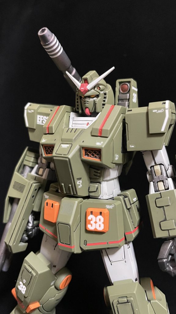 大好きな機体でありオリジンガンダムをベースにしたキットでしたので、とにかく自分の好みの色に仕上げる事だけ考えてました。なので後ハメ加工以外はそのまま組んであります。今回はデカールのシルバリングを防ぐために、普段はすっ飛ばしてしまうクリアコートを挟んでデカール貼りました。