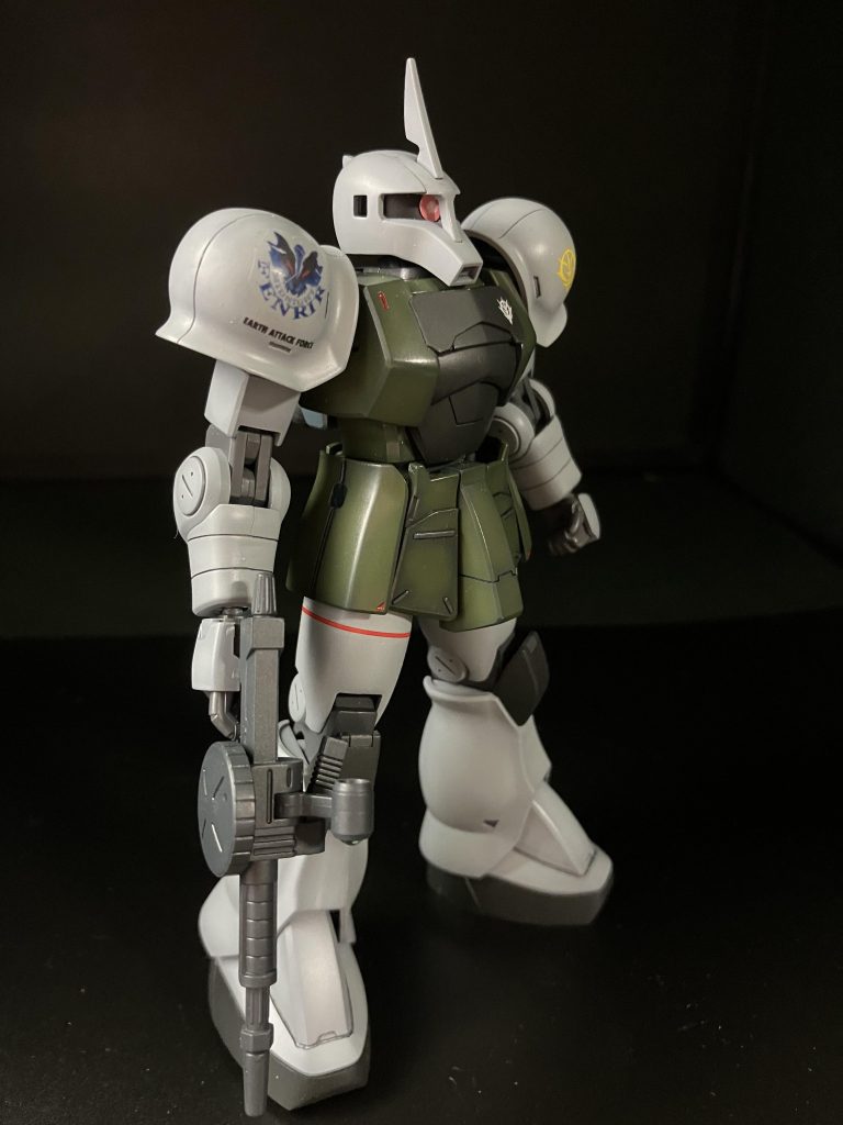 胸部はプラ板を貼り付けてっぽくしています。モノアイはシール上から筆でホワイトを発光しているようにボカしました。平らなモノアイもいい気がしてきました。