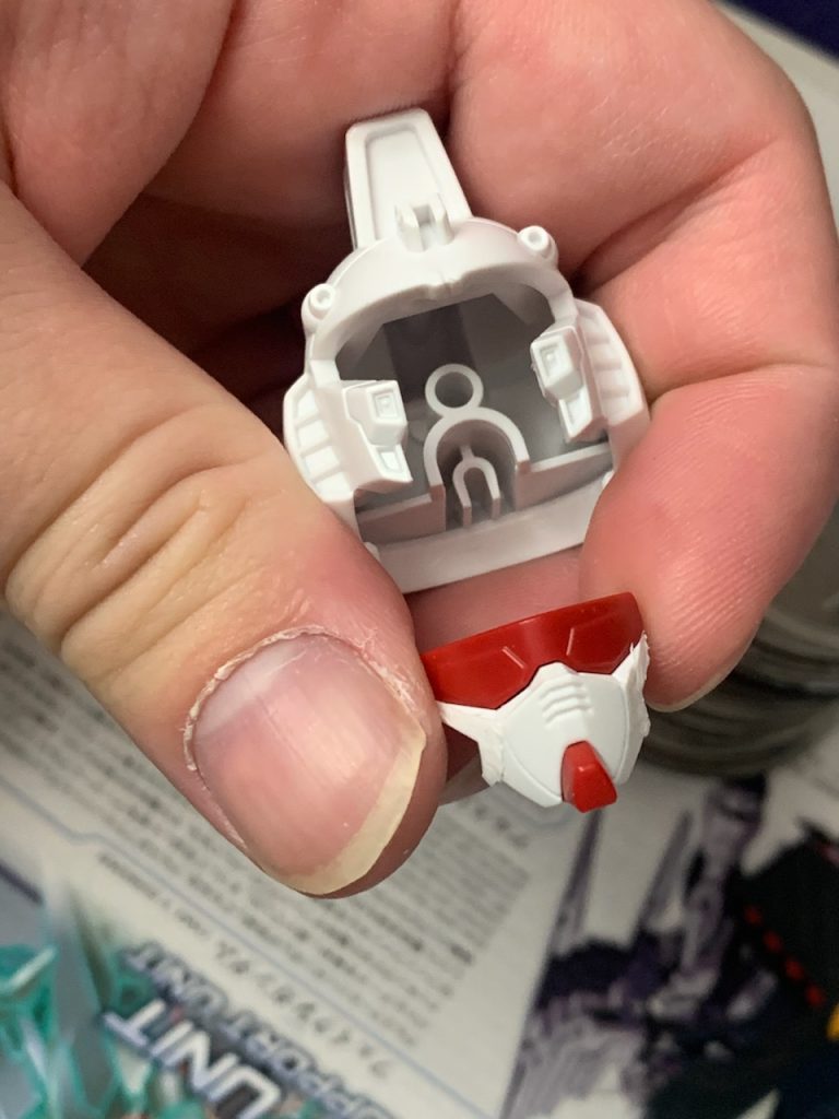 フェイス部だけ脱着できるようにしてあるので目線移動等の表情変化もできるようにしてあります