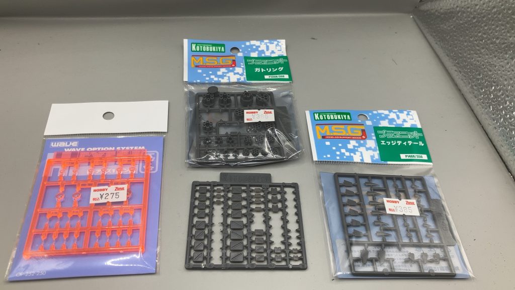 モノアイはウェーブのHアイズを使用。ガトリングやブレードアンテナはコトブキヤのプラモールドを使用。