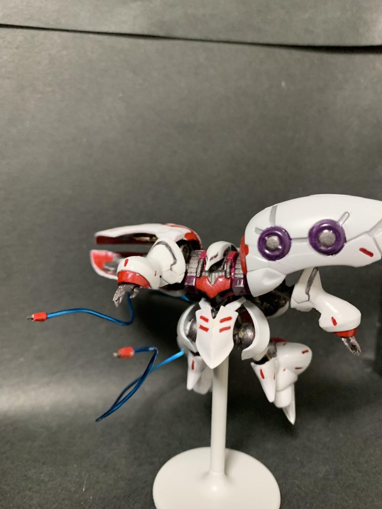 ポーズ変更として右手は上げて左手は少し開く様にしてファンネル飛ばしてるように見える感じにしています。足に関しては元が大分ずんぐりしているのでかなり位置を下げマグネットを取り付けてポーズ変えられるようにしています。