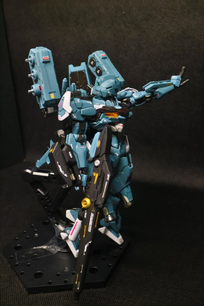 もはや、量産機の枠を超えてしまうオーラすら漂う。ファンネルはみなさんお気づきだと思いますが、ビルダーズパーツのMSファンネルです。ルブリスのパックパック側面に3mm穴を開け、そこにファンネルコンテナのジョイントを差し込みました。ビームマシンガンはガーベラテトラのものです。完全に直感でガーベラテトラのマシンガンが似合うだろうと思いパーツのみメルカリで購入しました。このビームマシンガンを買うだけでも立派なお値段、、