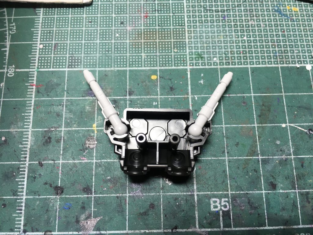 バックパック内部のサーベルをつなぐ棒の部分は切り取って独立化。サーベル抜刀時にはバックパックを外して片方を抜きます。