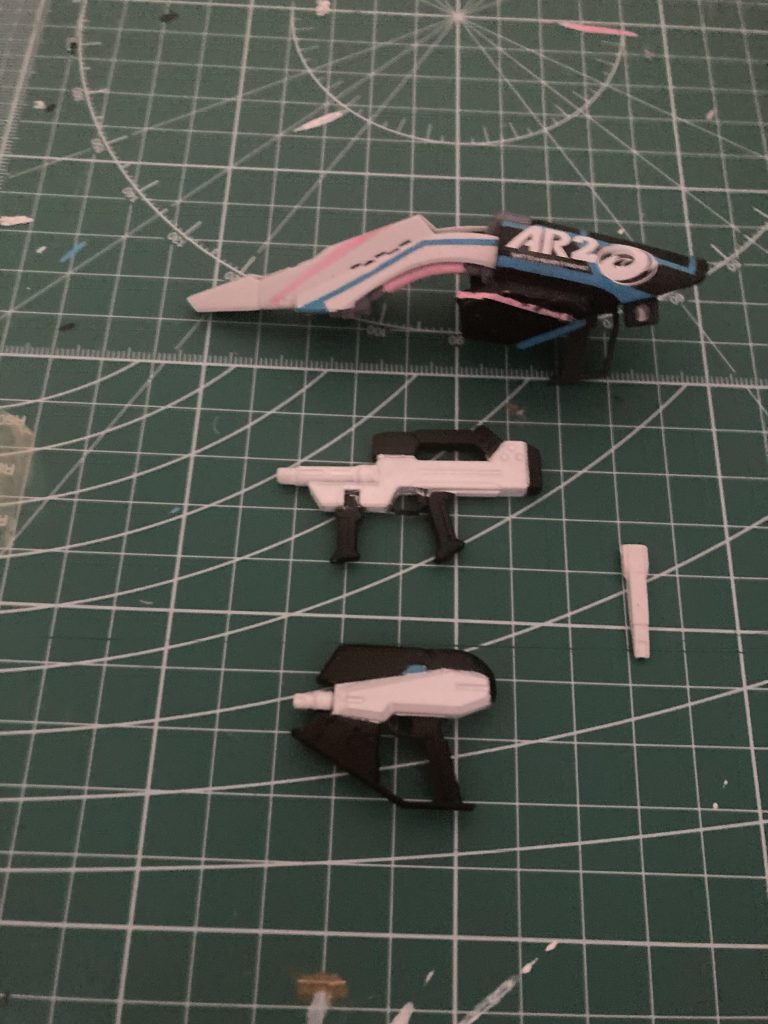 手持ち武器はビームライフル、ビームピストル、シールド、ビームサーベルです。　　　サーベルはシールド裏に一つ装備しています。