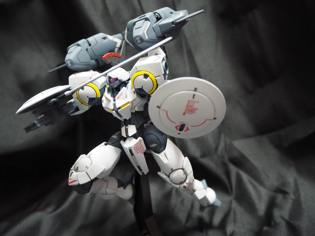 斬り掛かる。剣は元が短くて迫力に欠けるのでぶった切ってランナータグで延長、整形してます。