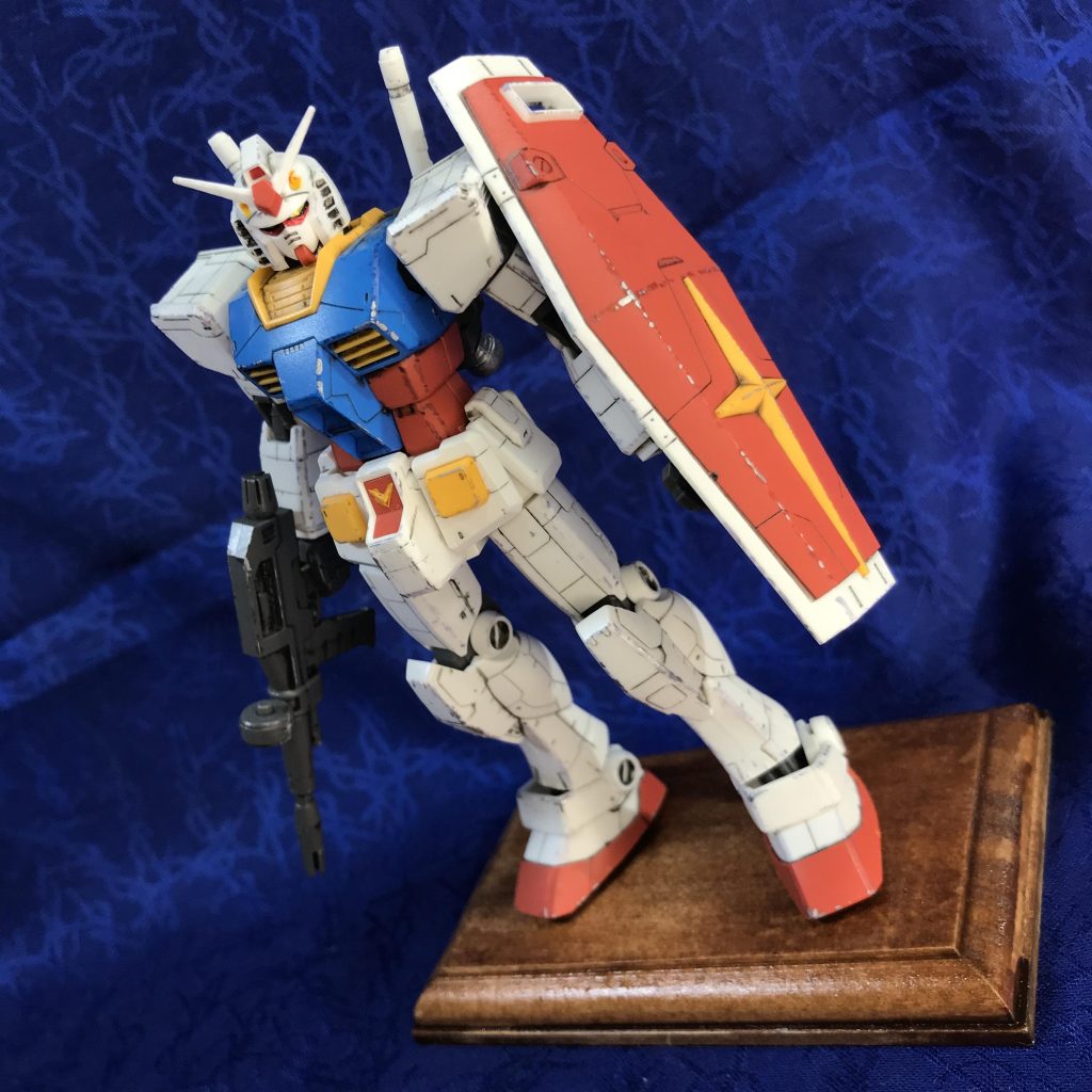 足裏を真鍮ピンで台座に固定。