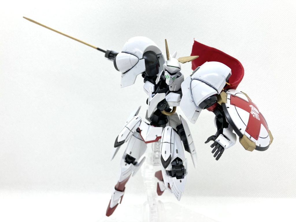 マントはダイソーで売ってるサテン布に針金を通して肩アーマーに軸受けを作り引っ掛けて固定してます。