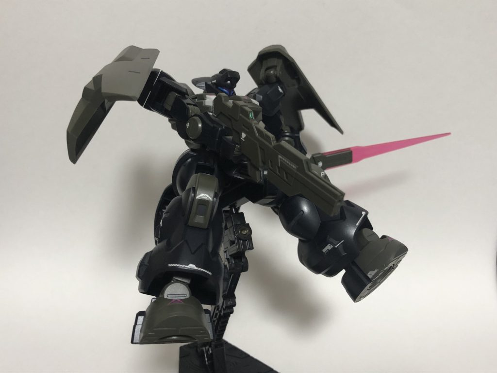 ガンプラの箱絵のようなポージング実戦出力のビームトーチも綺麗ですね。