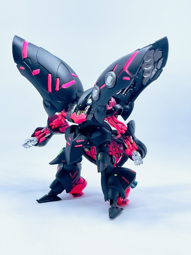 塗装は基本的にエアブラシで蛍光ピンクのラインはマスキング塗装です細部は筆で塗装になります