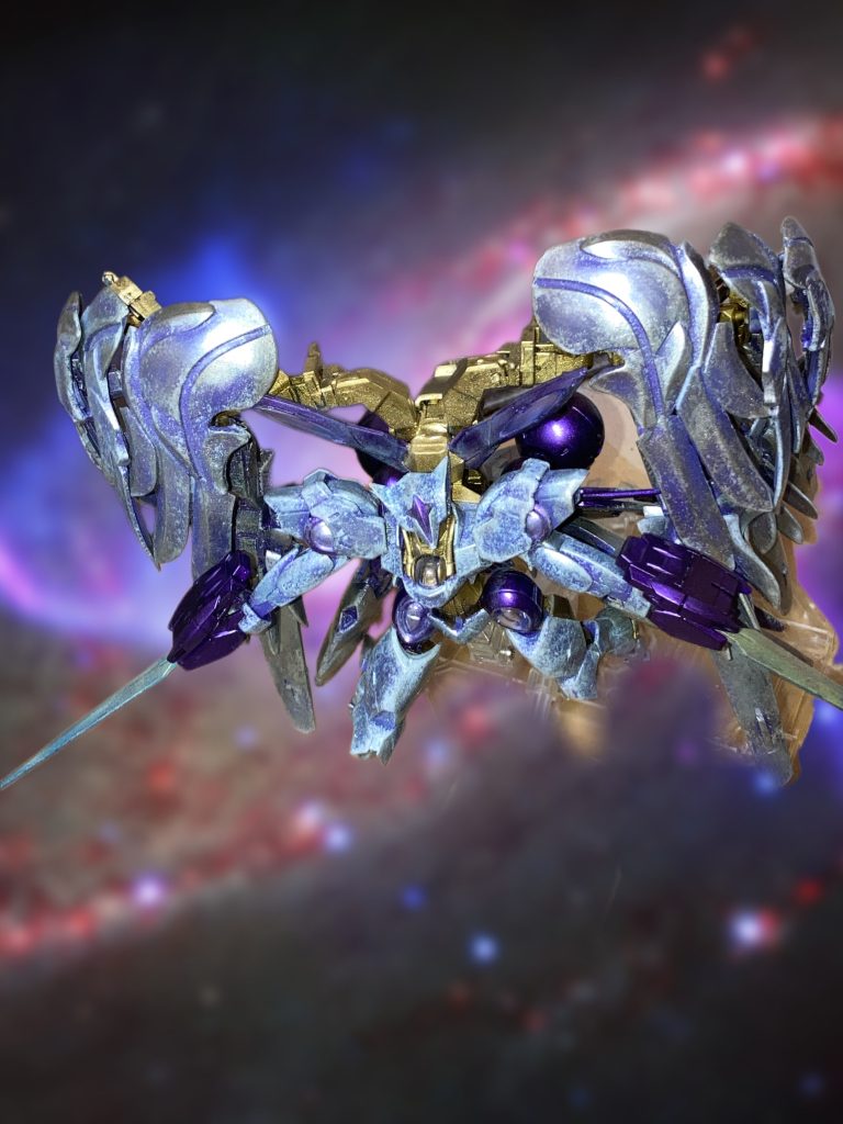 メタリックはウォッシングと墨入れのみ。白い武装は紫下地に白をスポンジして、ウェザリングマスター三色を駆使して箱絵の水彩画感に寄せて見ました。