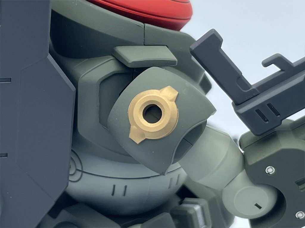 肩アーマーはワンポイントに【C / GX209 レッドゴールド】で塗り分け