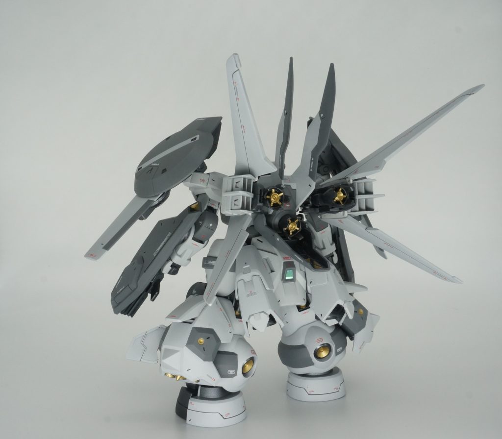 ラウダ機のシールドがグフフライトタイプの肩とに感じだなー。グエル機のシールドを足に付けたら結構ボリューム出てよさそうだなー。 といったところから出発し、切った貼ったしてるうちにこんなボリュームに。