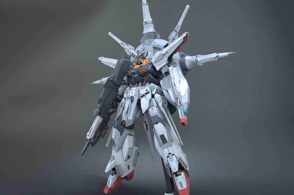 劇中は宇宙空間だったので、ディスプレイスタンドで浮遊させたほうが似合いますね。ビームライフルが持たせにくいのが難点。。