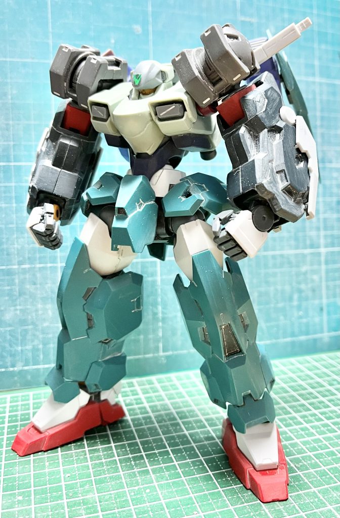 最終決定案。マニピュレーターをMG AGE-2、御御足を1/100 エクシアに換装しつつ、接続方式が異なっていた胴体と腰部の再構築の他、関節カバー等も新たに盛り付けるなどして、情報量と密度を上げました。