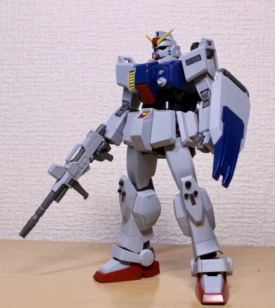 塗装後ウェザリング前。間違って足左右逆に付けてますね。右肩の隊長機識別マーキングはデカールが無かったのでマスキングして塗装しましたが、若干失敗してるので少し激しめにダメージ表現をしました。 ちなみに塗装後可動チェックしている時点で若干目立つ塗装剥げが起きたので関節にも塗装剥げ表現をしました。木を隠すなら森。