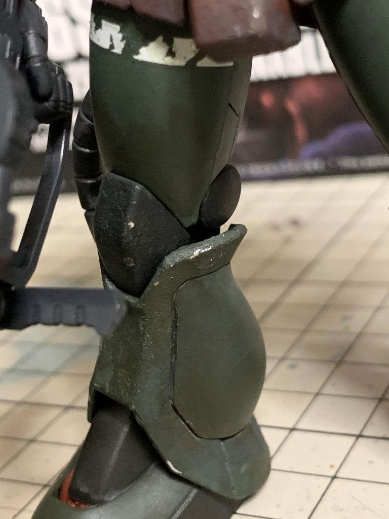 足部分も同様、装甲の厚みを分けてるつもりww白のラインの切り欠きがちょい難しかったです。