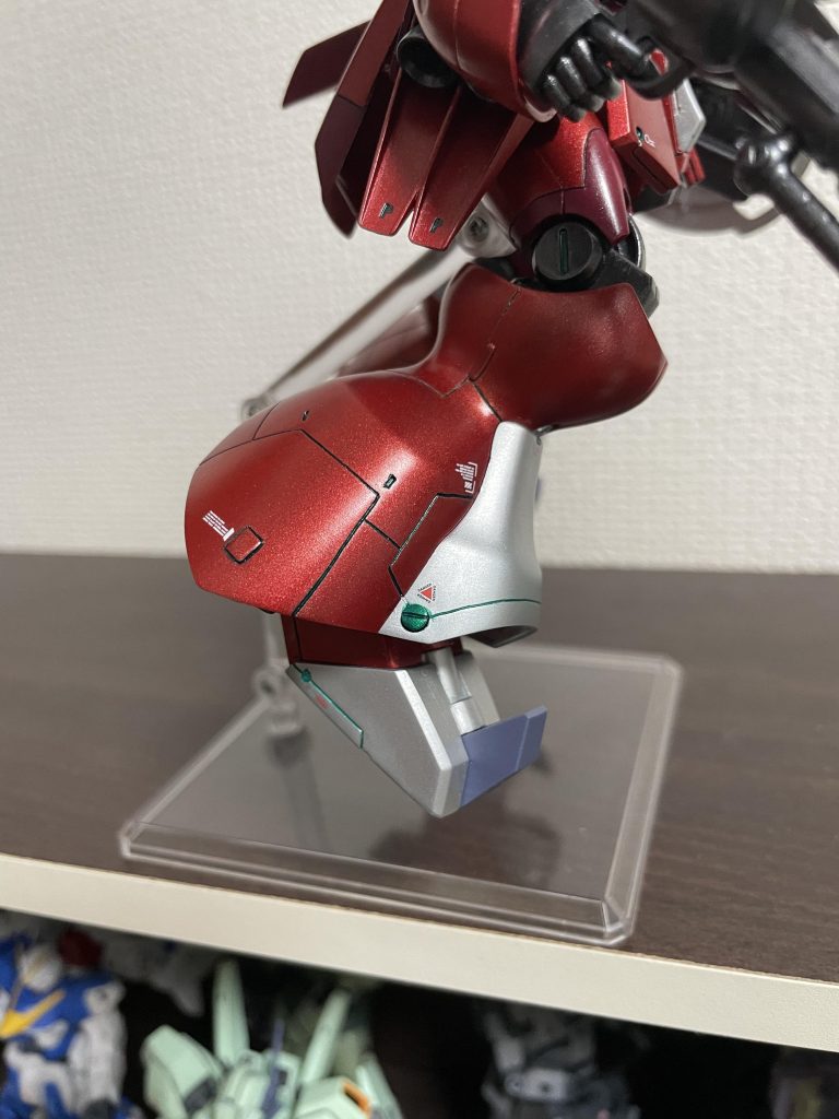 足の丸いプラ棒を差し込んで凸部を追加しました、これもアーリーチョップさんのメッサーの動画からディテールアップの勉強になりました。