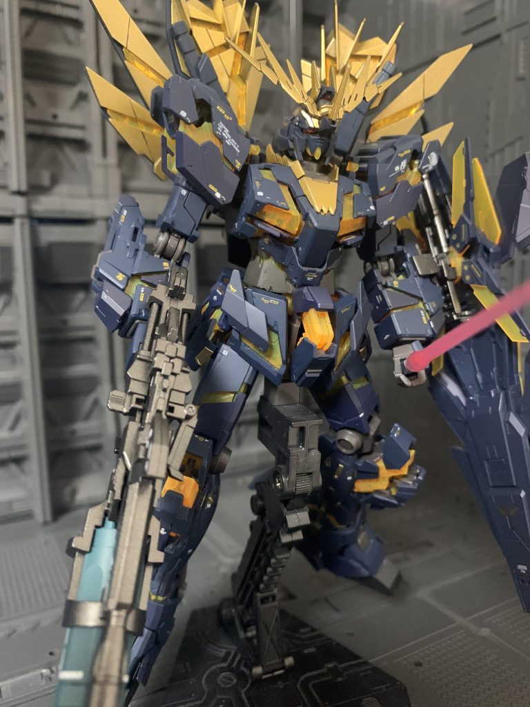 アップで。やはりリアルグレードは出来がいいので、全塗装までしなくともかなりいい感じになりました。でもツインアイは埋もれがちになってしまいますね。