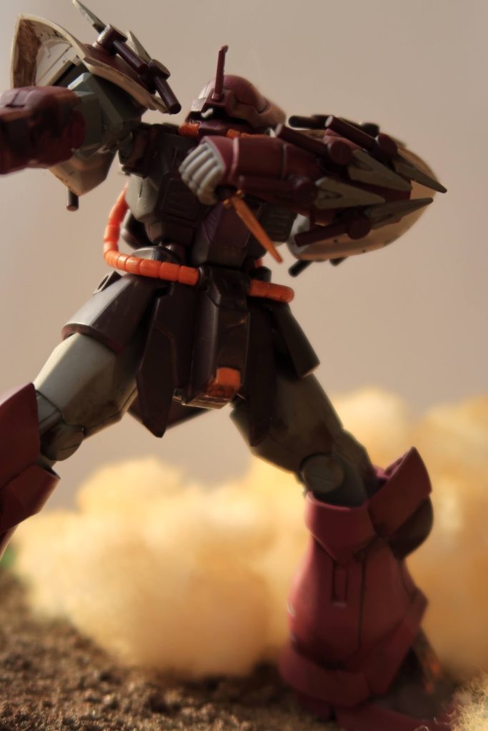 実は塗装中にモノアイ部分を無くしてしまいました💦砂はホッカイロの黒いよくわかんないやつを用いて作ってみました、もっと色を砂に近づけたかったですが僕の現在の力ではここが限界ですね悔しいです…