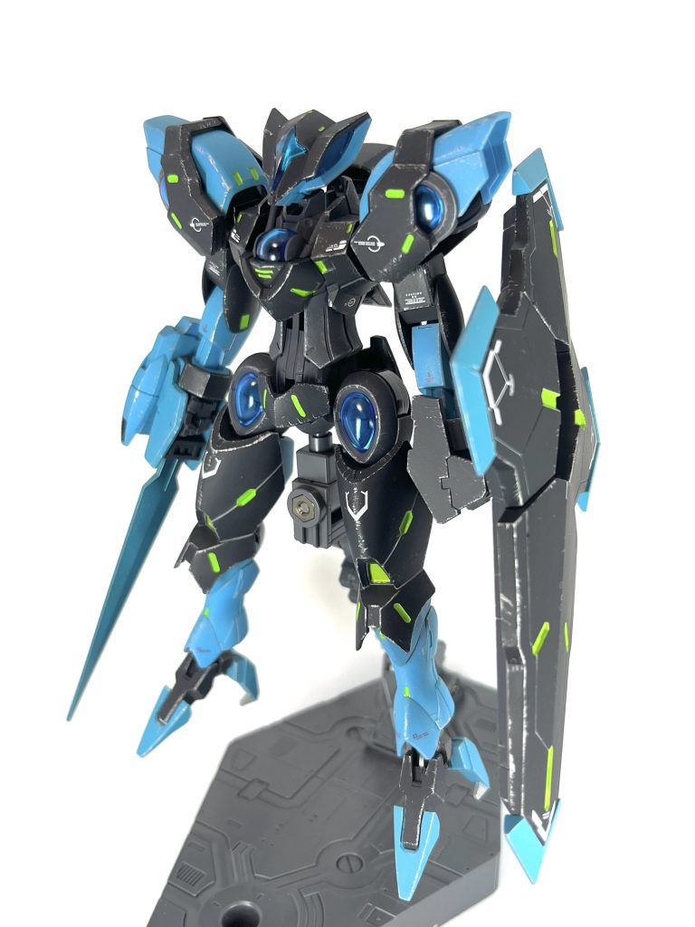 前面から。設定としてはグラスレー社がべギルベウの量産化モデルとしてべギルペンデを開発する過程で作られた試作機…が、べギルペンデが作られて不要になった後にグラスレー寮に納入されて、グラスレー寮のパイロットがパーソナルカラーに塗った、みたいな感じでしょうか笑なのでMS本体はべギルベウ、バックパックや武器といった武装の一部がべギルペンデと同じという感じです。