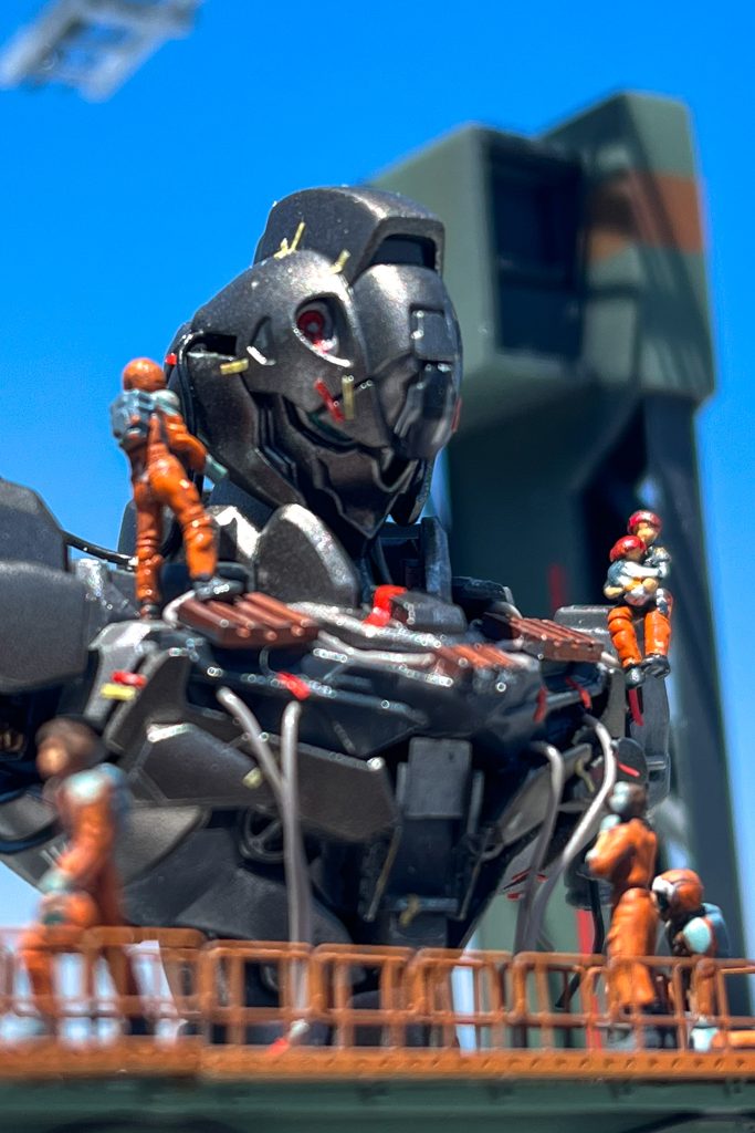 ルブリスの左肩らへんにエリクトを抱えるエルノアがいます。