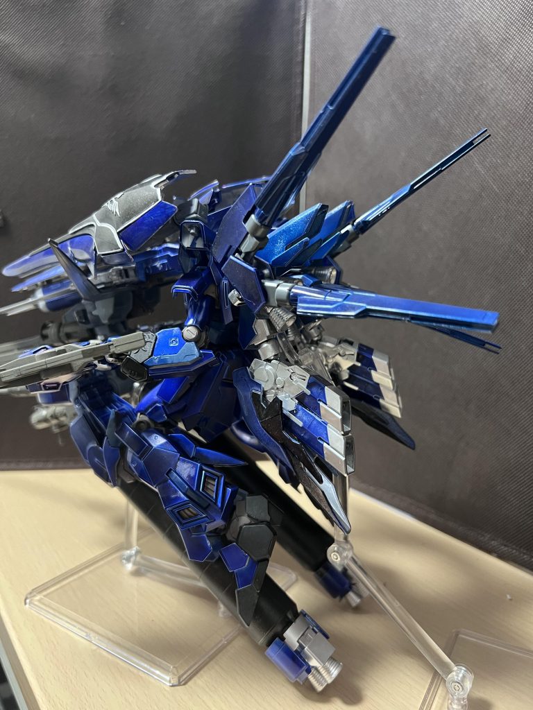 背後からです。これでなんとなくシナンジュがわかります。一応自分の思考過程はエアリアル武器持たせたい→どうせならデッカく→時系列的にリガズィみたいな感じもいいなー→シナンジュの推進力をより活かした感じに→余ってるジャンクパーツを消化したい!という感じです笑