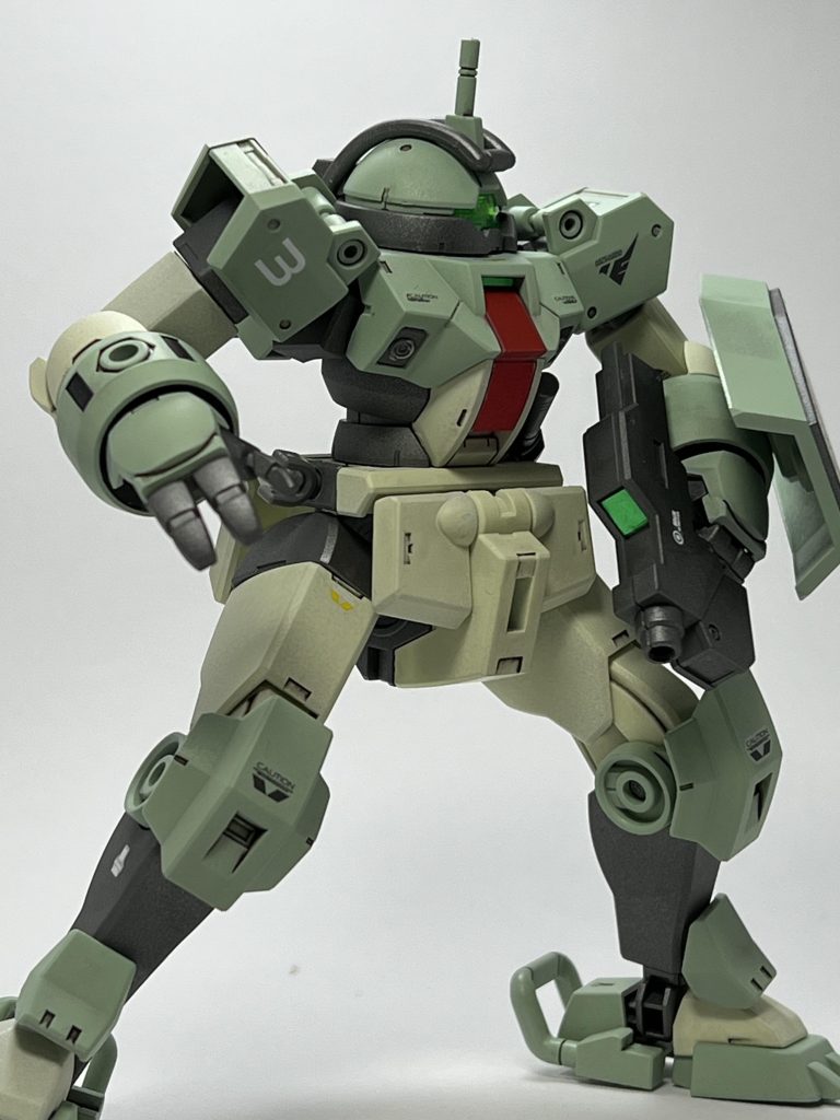 右手の握り手はどっかに行ってしまったのでライフルは左手です。