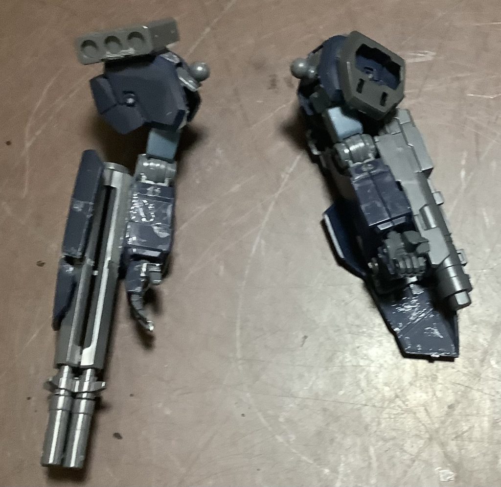 右腕にはビーム•ガトリングガン、右肩にはミサイルが付いており、弾幕形成が可能。ビームガトリングガンは、銃口とシールドをパージしビームトンファー、ビームガンとしても使える。ただ、ビームガンは威力があまりにも低いため、ほとんど使われない。左肩は増加装甲があり、腕にはシールドとグレネードランチャーが付いている。 