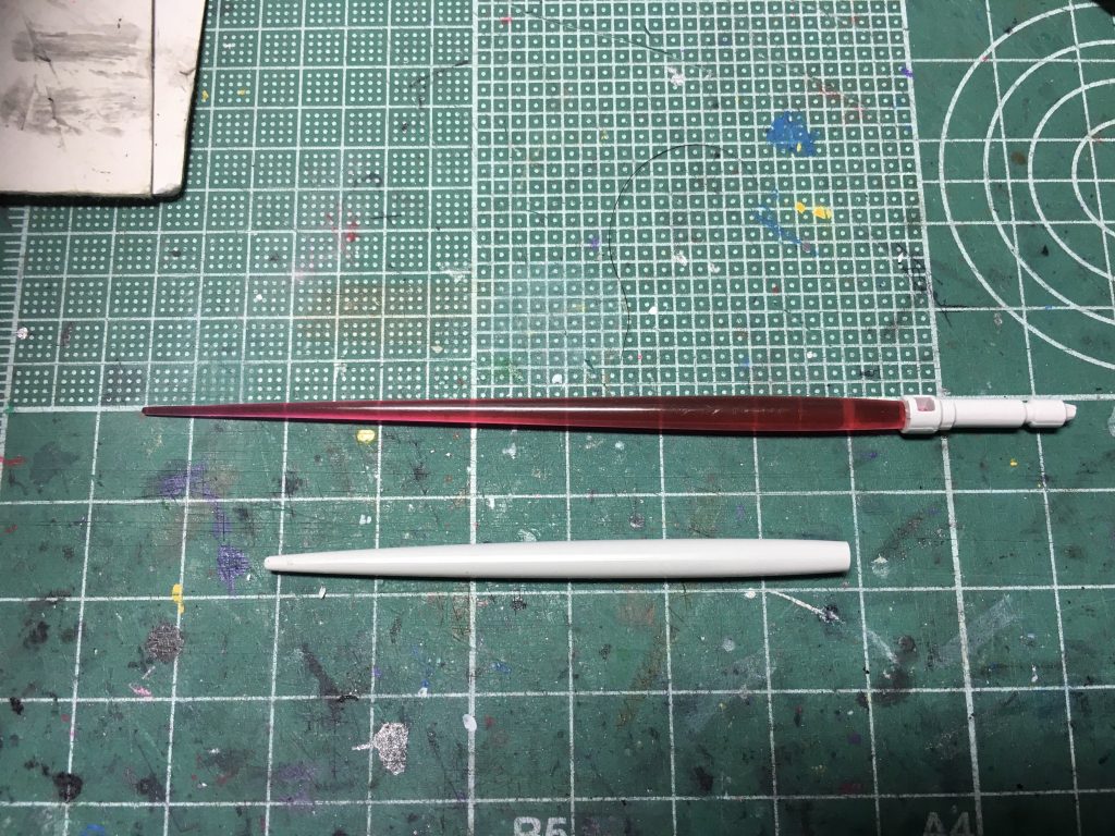 ビーム・サーベルの刃はHGキットから短めのものを使ってクリア化しました。