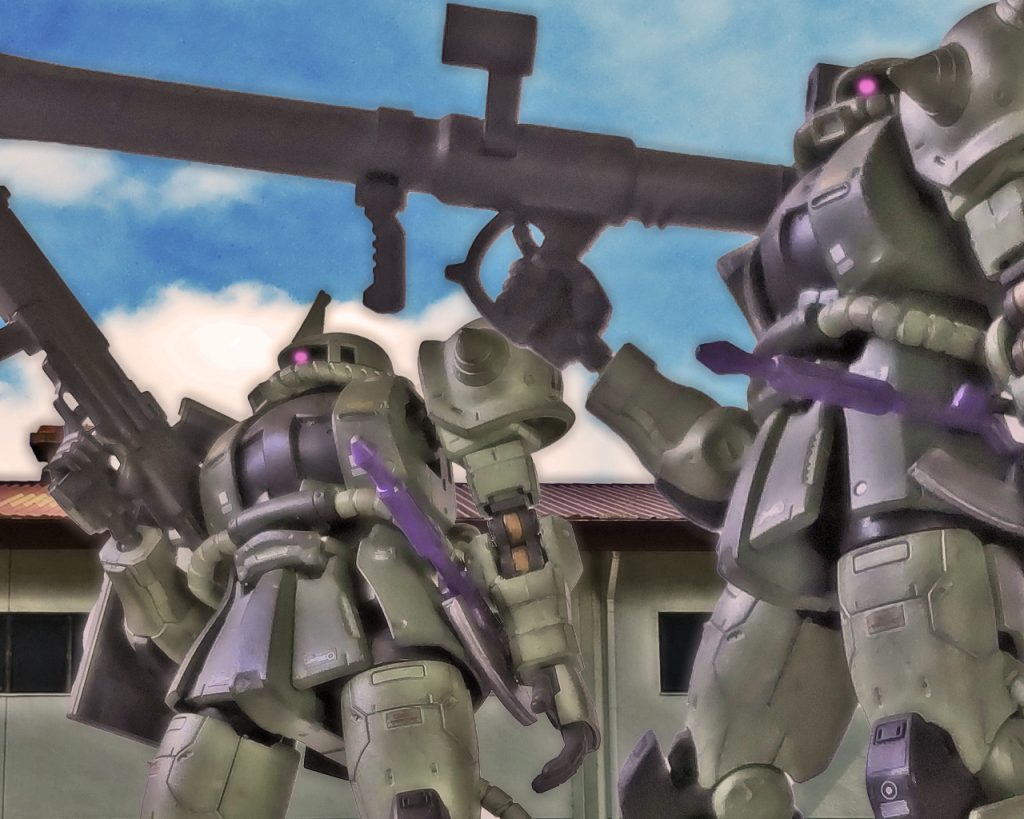 「あれ、うちの輸送機ですか、大尉？」パドレス軍曹はザクのメインカメラでそれを確認する。「コムサイのようだが、今日来るなんて話しは聞いてないぞ」指揮官機を表すブレードアンテナを付けたザクに搭乗しているオリバー・ディーンも最大望遠にする。あのコムサイは進路からすると、ここに着陸するつもりなのだろう。「今更定期便ですかい?」「そんな訳ないだろう軍曹。あと3日以内にここは放棄するんだぞ」「どっかから逃げてきたんですかね‥地図にも載らないこんな辺境の補給基地に来るとは」この基地は古く旧世紀からあった小規模な航空基地で地球連邦軍ですら最近まで把握してなかった過去の遺産のようなものであった。今はそれを先に見つけたジオン軍が一時的に後方支援基地として使っている。「こんな基地にも連邦は近づいて来ているんだ。オデッサの大規模作戦も噂話じゃないんだろう」