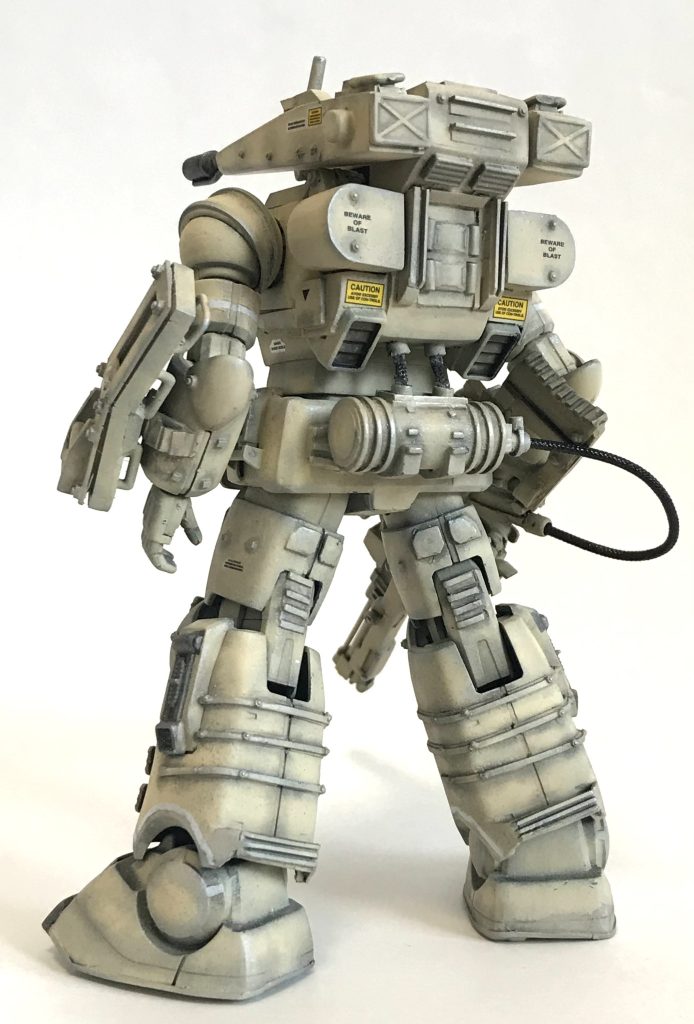 マウントさせた2つの半円型の給弾ドラムは米軍のM16対空自走砲M16MGMCからイメージしました。以前、静岡ホビーショーで展示されていた実物大のM3ハーフトラックに搭載されていたのを目の当たりにして強烈に印象に残ってました。バックパックにしっくりと馴染んでくれたと思います。「ガンキャノンの弾倉いったい何処にあるんだ💧問題」はこれで解決です。