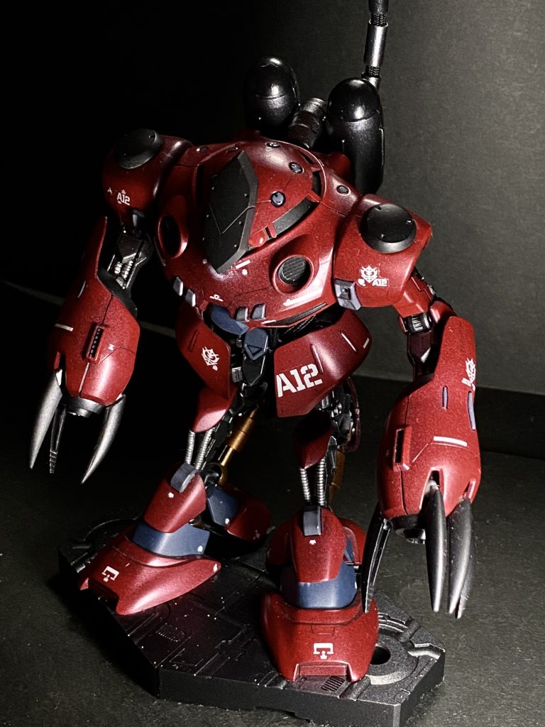 いい具合のツノが見つからず、代わりにバルパトスの武装パーツを額につけてみました。意外とツノよりこっちの方が個性的でいいかもしれない。モノアイが正面を向くと隠れてしまいますが、別でセンサーがあり視界は保てるという設定です。