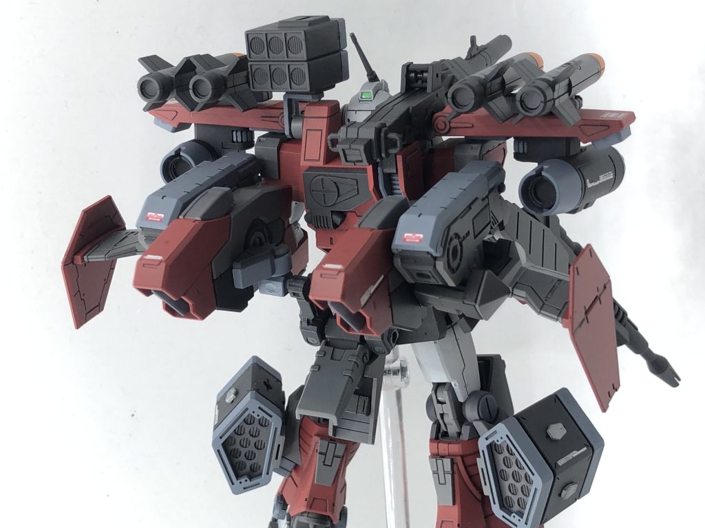 背面。フライトユニットには改修前に装備していたミサイルコンテナが積載されています。