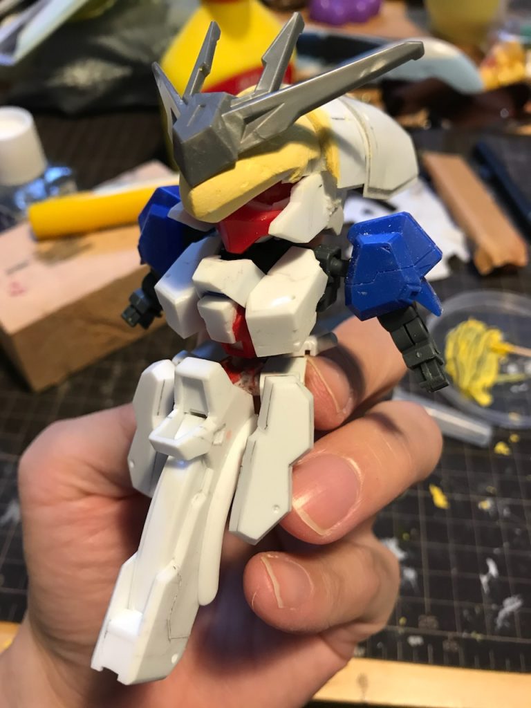 アンテナの基部は食玩のνガンダムセカンドから持ってきました。ボディはこの写真だと比較的わかりやすいかも。CSゼータにプラ板で作った外部装甲が被さっています。              